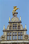 Anversa -  Grote Markt la gilda dei balestrieri con la statua dorata di San Giorgio e il drago
